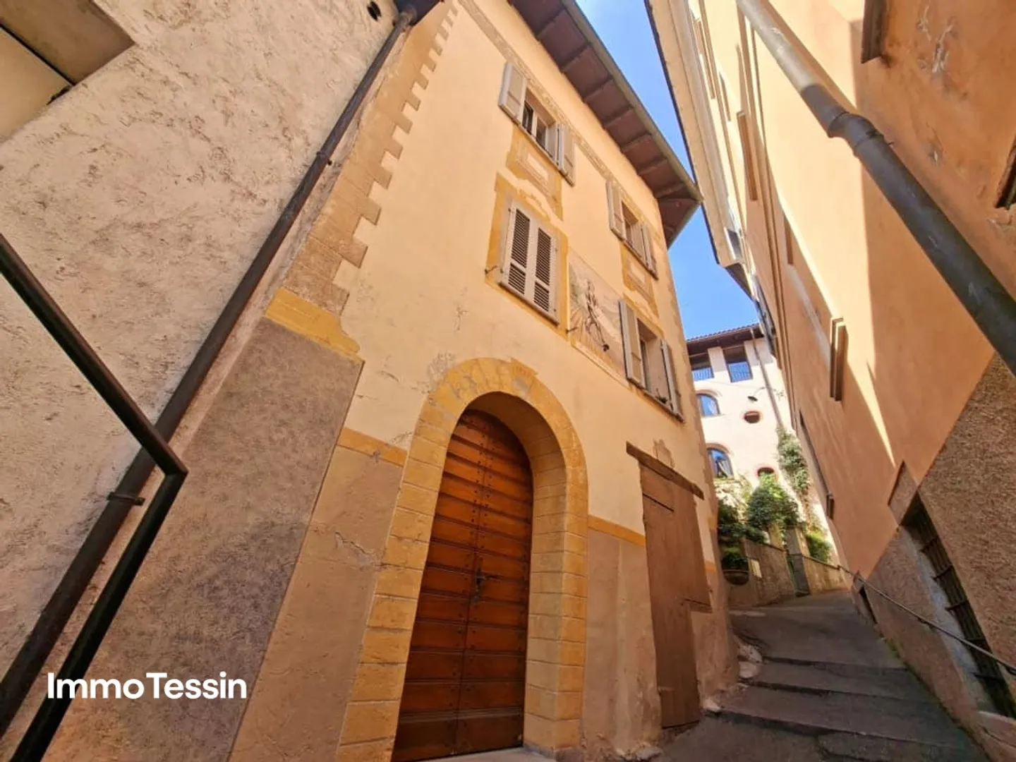 2 apartments in a beautiful and extraordinary Ticino house in the nucleus of Rovio full of charm and history with lake view - Photo 2 of 13