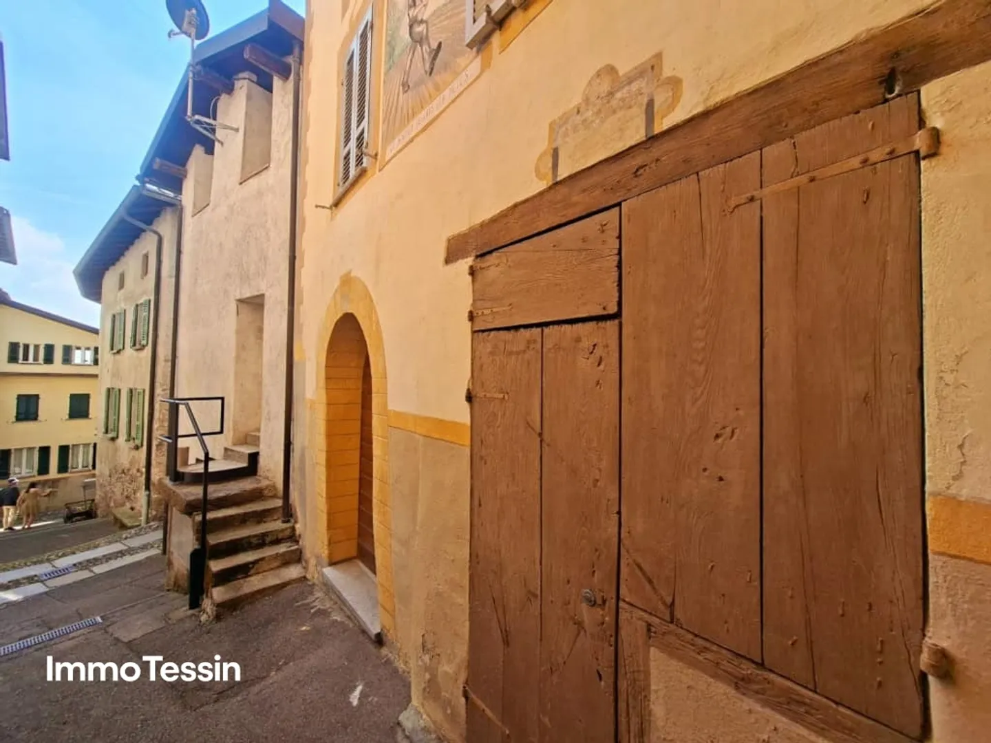 2 apartments in a beautiful and extraordinary Ticino house in the nucleus of Rovio full of charm and history with lake view - Photo 3 of 13