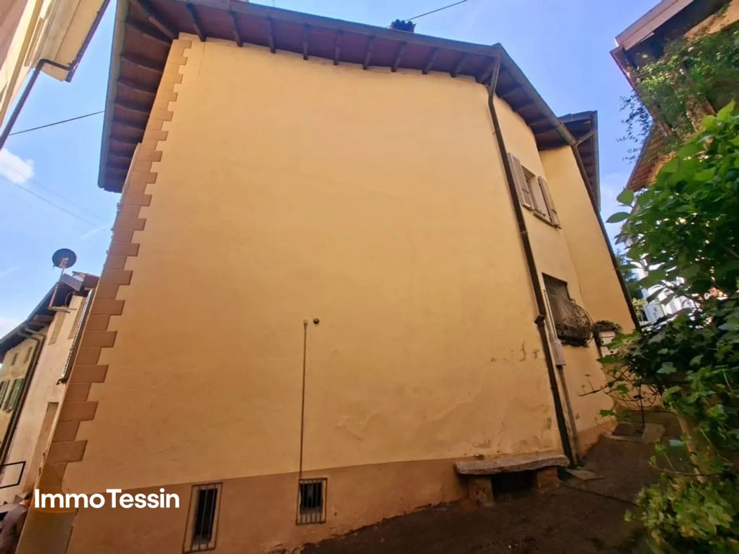 2 apartments in a beautiful and extraordinary Ticino house in the nucleus of Rovio full of charm and history with lake view - Photo 4 of 13