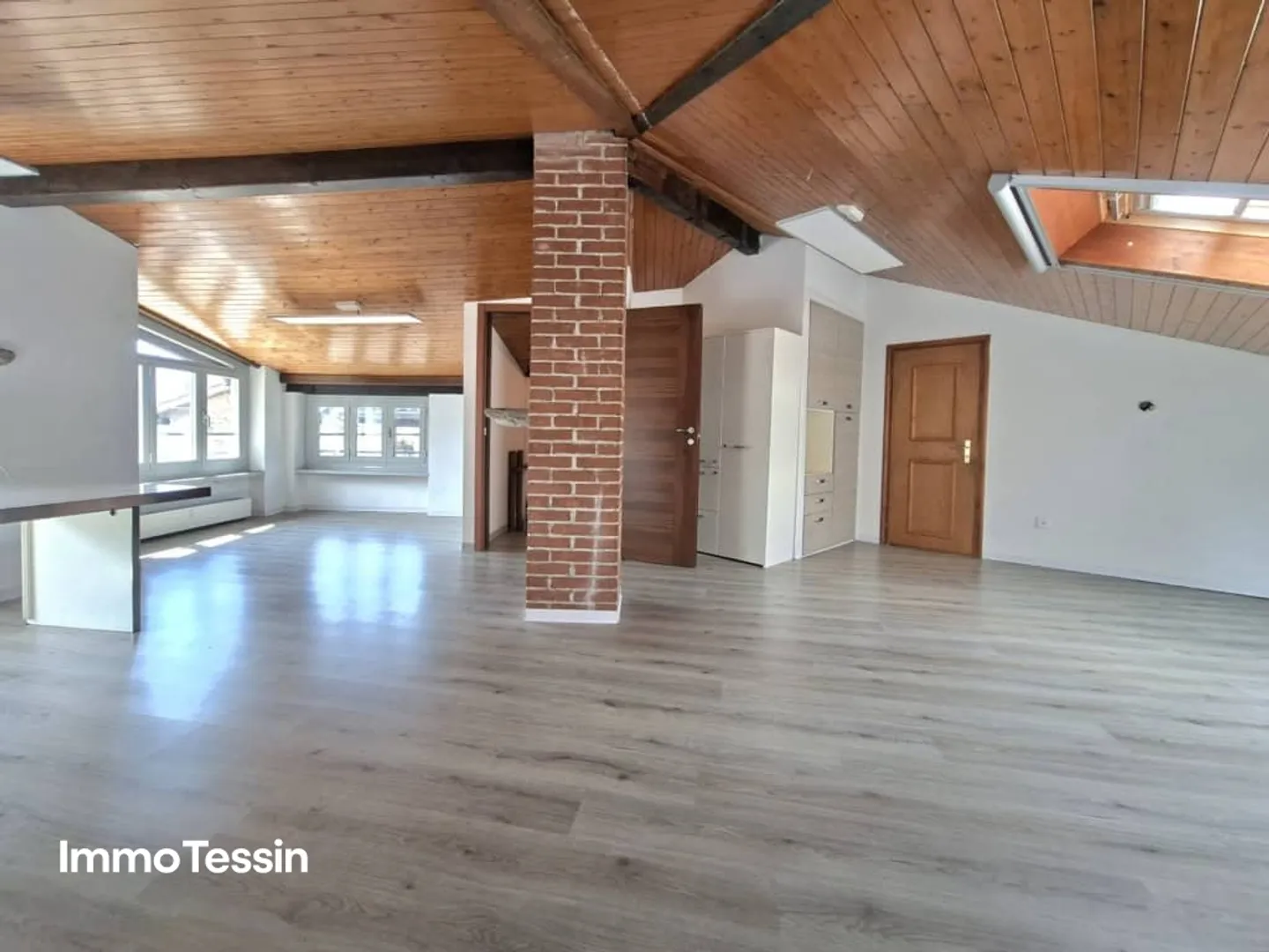 2 apartments in a beautiful and extraordinary Ticino house in the nucleus of Rovio full of charm and history with lake view - Photo 7 of 13