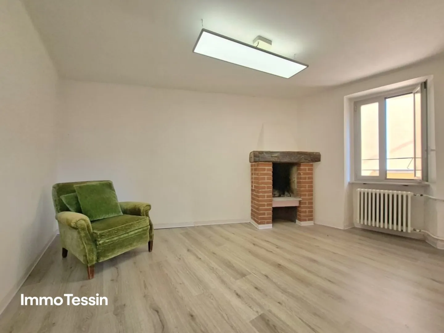 2 apartments in a beautiful and extraordinary Ticino house in the nucleus of Rovio full of charm and history with lake view - Photo 10 of 13