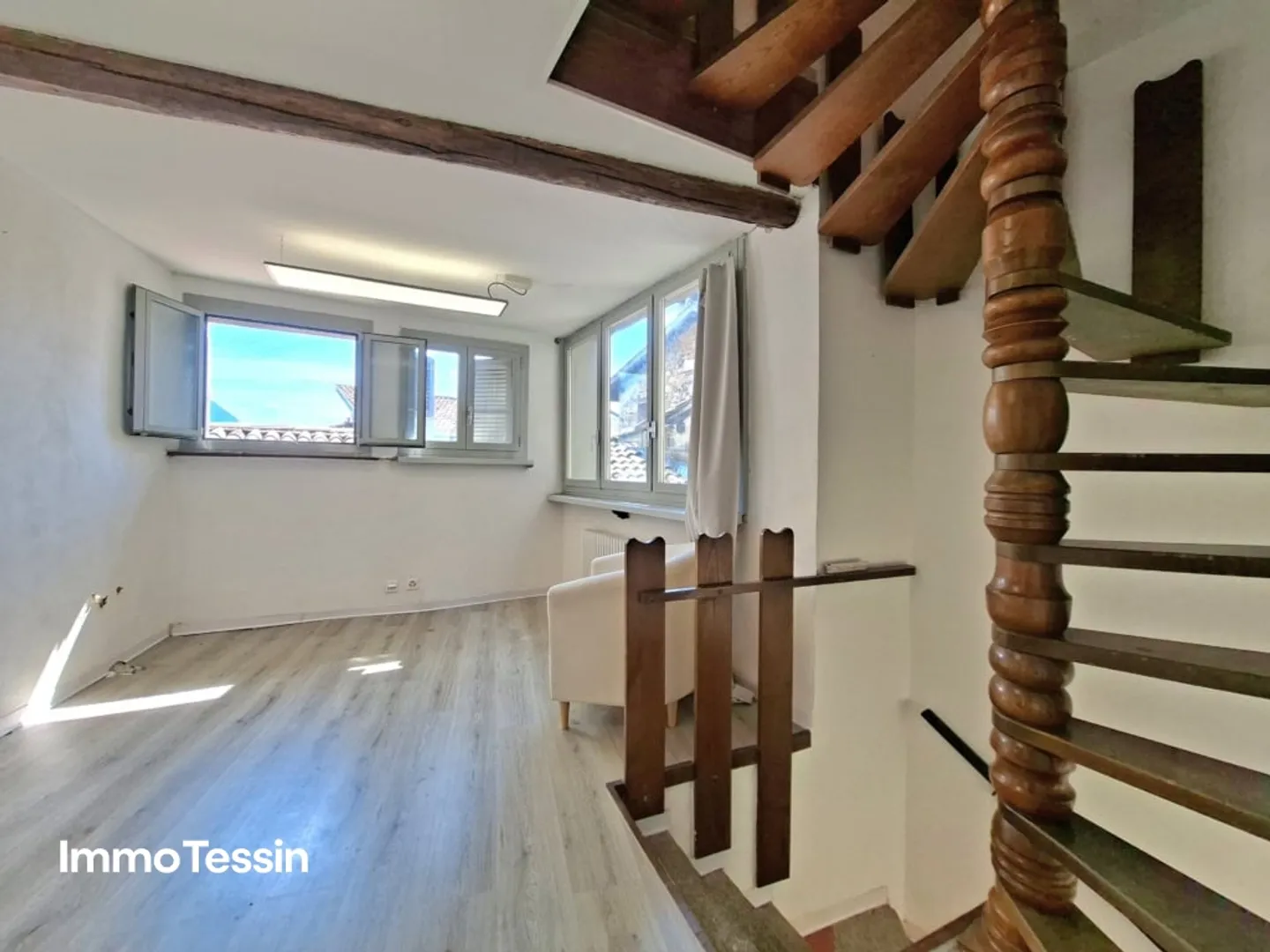 2 apartments in a beautiful and extraordinary Ticino house in the nucleus of Rovio full of charm and history with lake view - Photo 12 of 13