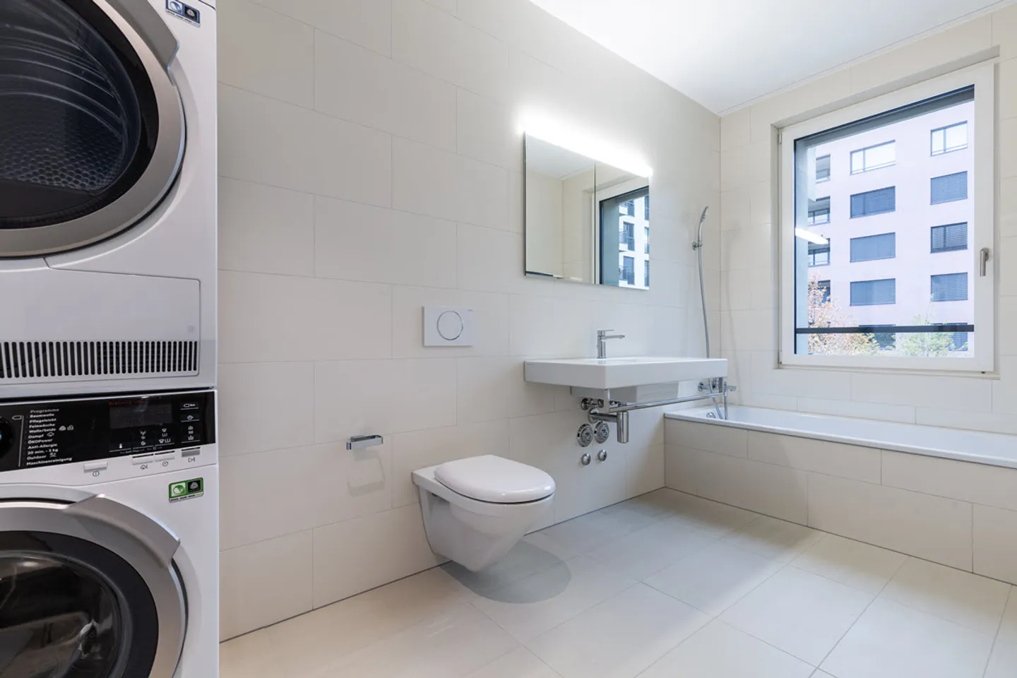 Appartamento attico luminoso, moderno e centralmente situato al 6° piano - Foto 4 di 5