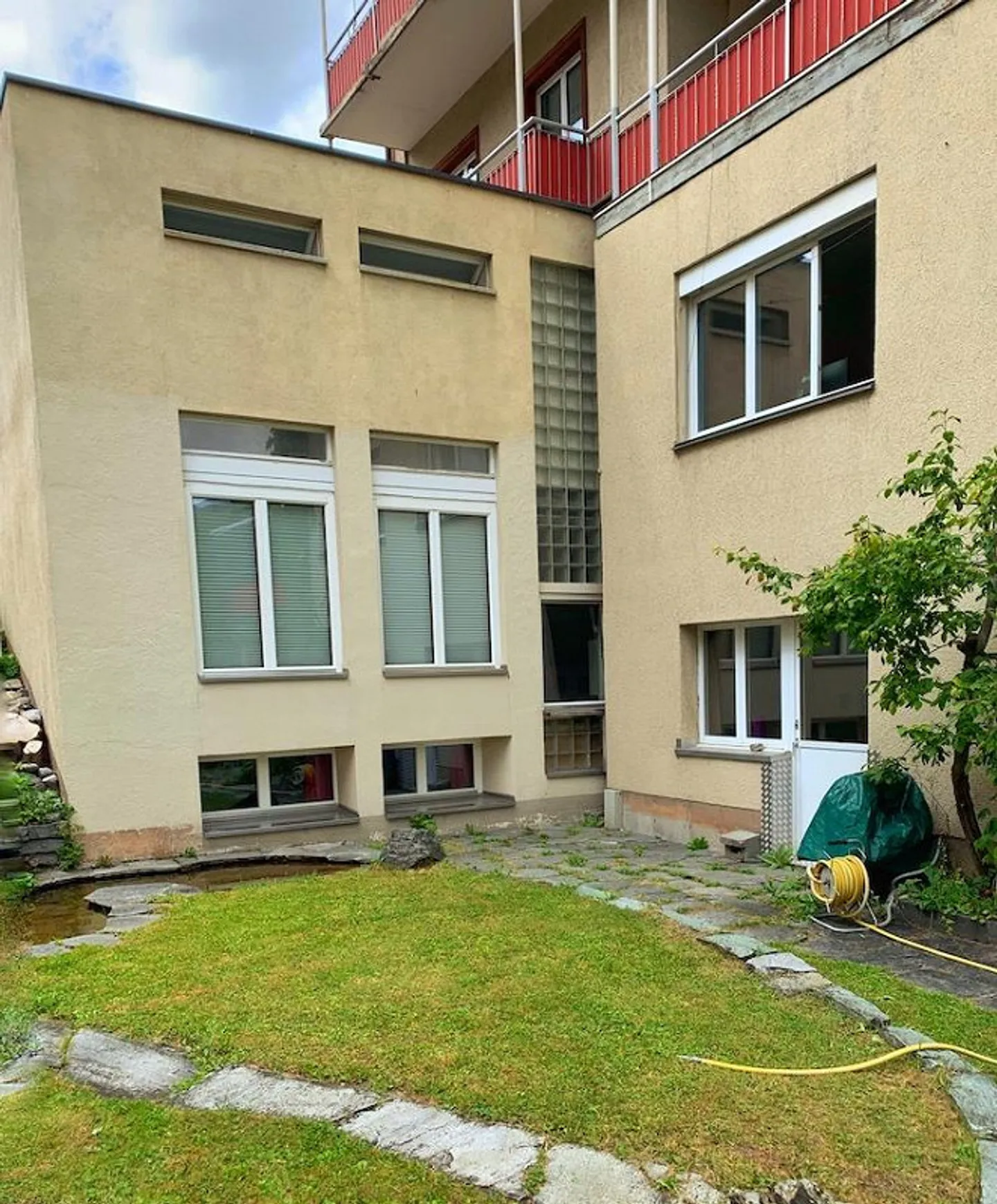 Spacious 4-room apartment in the center of Davos Dorf (1.4.26 to 31.3.27) - Photo 2 of 12