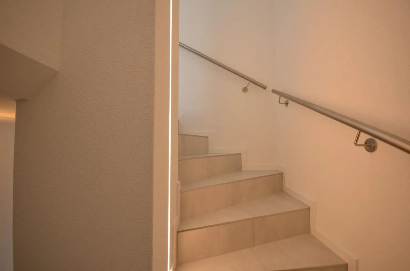 Exclusive semi-detached family house with state-of-the-art technology - Top equipment & 3 outdoor parking spaces - Photo 14 of 17