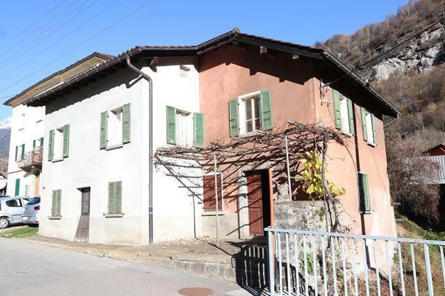 Casa bifamiliare con due appartamenti di 4 locali ristrutturati - Foto 1 di 24