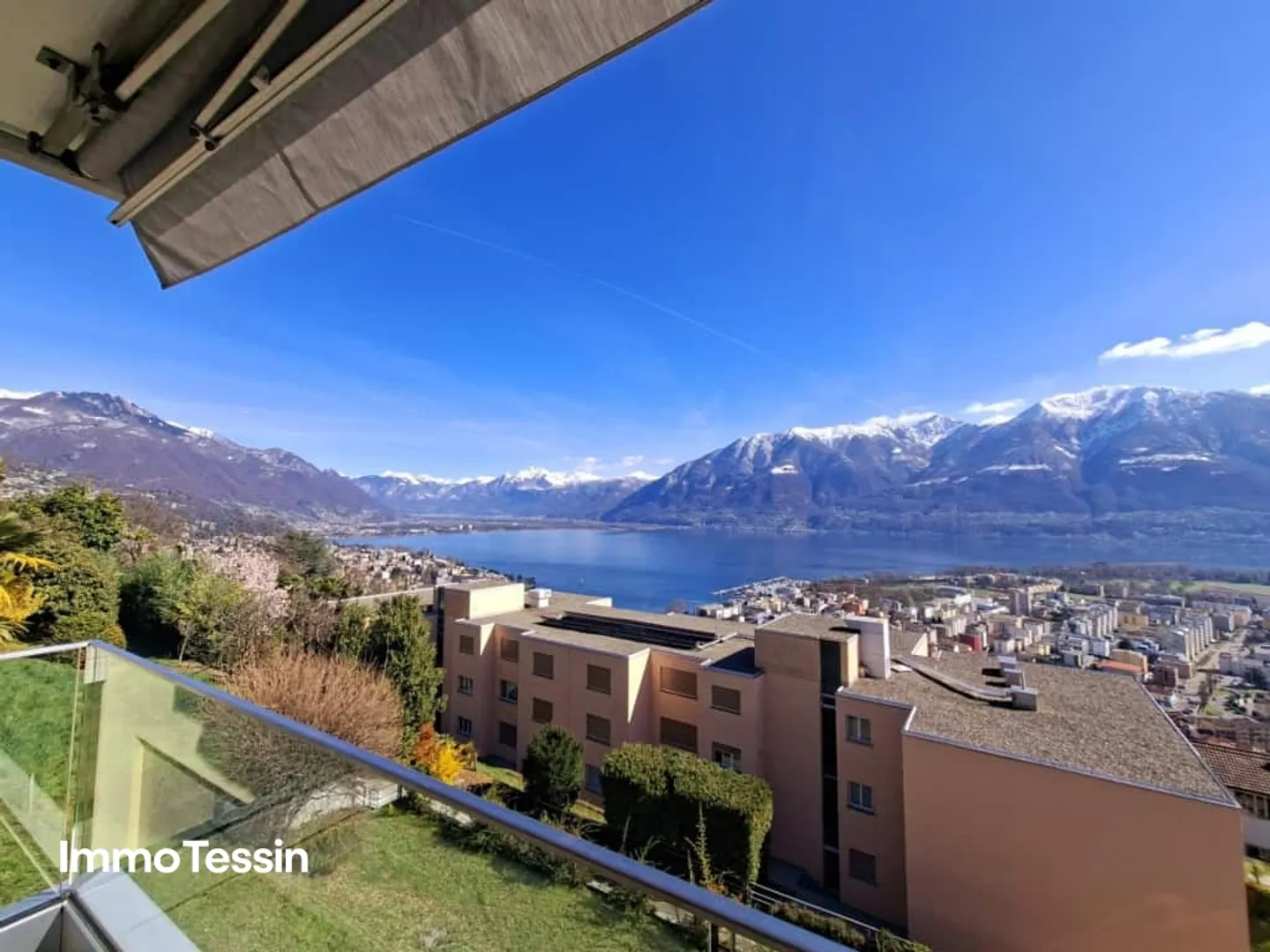LOCARNO-MONTI: Large & modern apartment with fantastic 180° panoramic lake view over Lake Maggiore - Photo 4 of 13