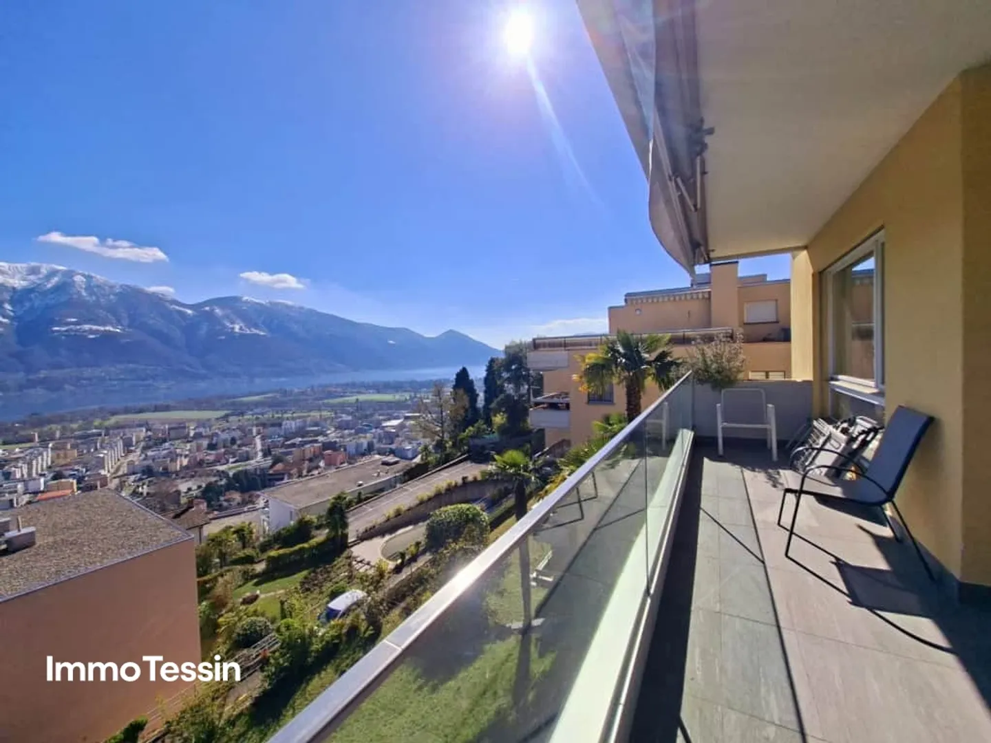 LOCARNO-MONTI: Large & modern apartment with fantastic 180° panoramic lake view over Lake Maggiore - Photo 2 of 13