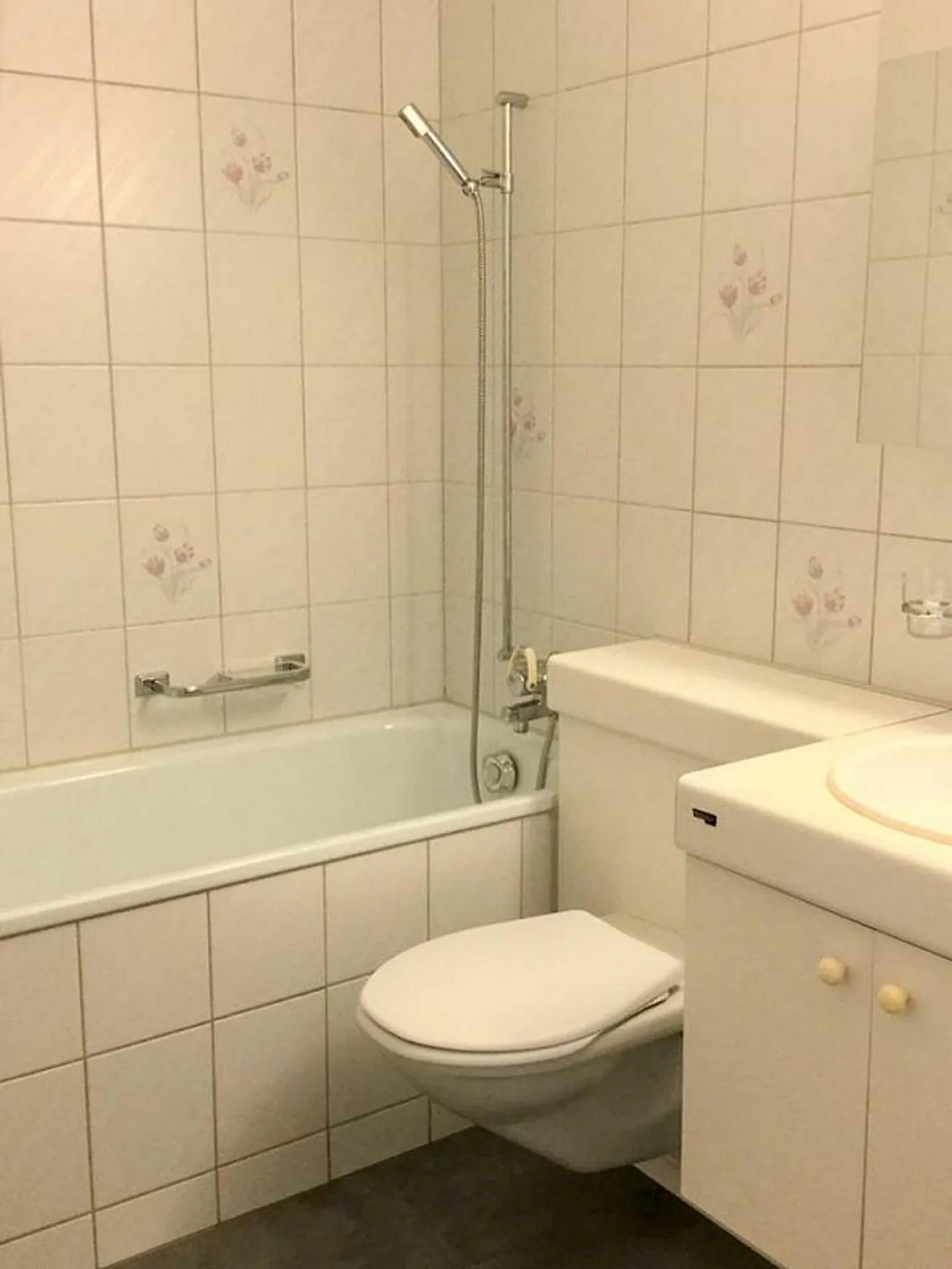 Appartement 3 pièces confortable au 3ème étage dans un emplacement central - Photo 3 sur 8