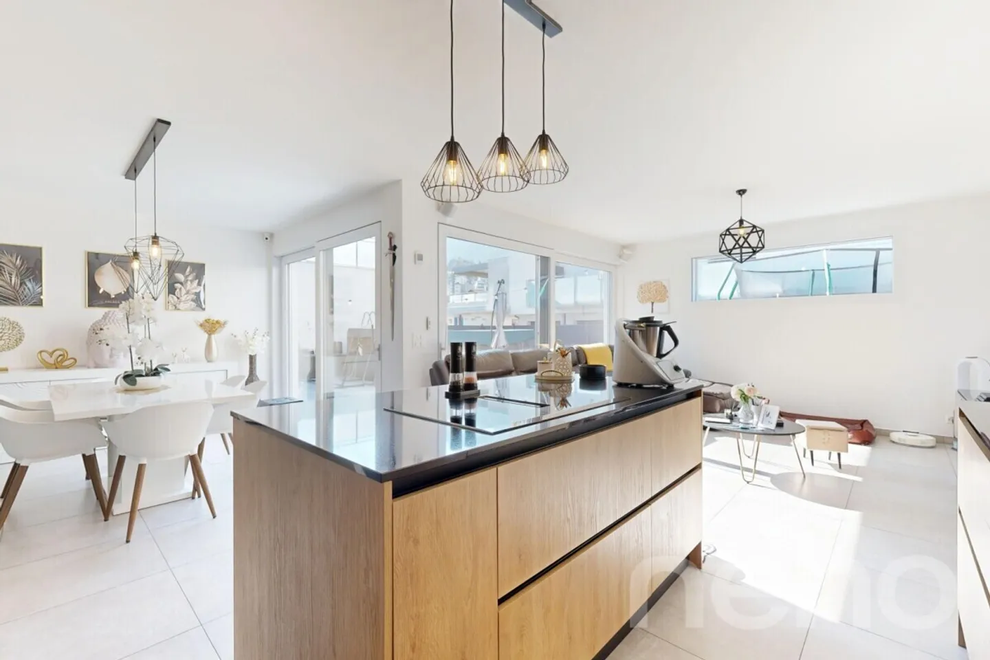 Superb semi-detached house with large terrace - Photo 2 of 12