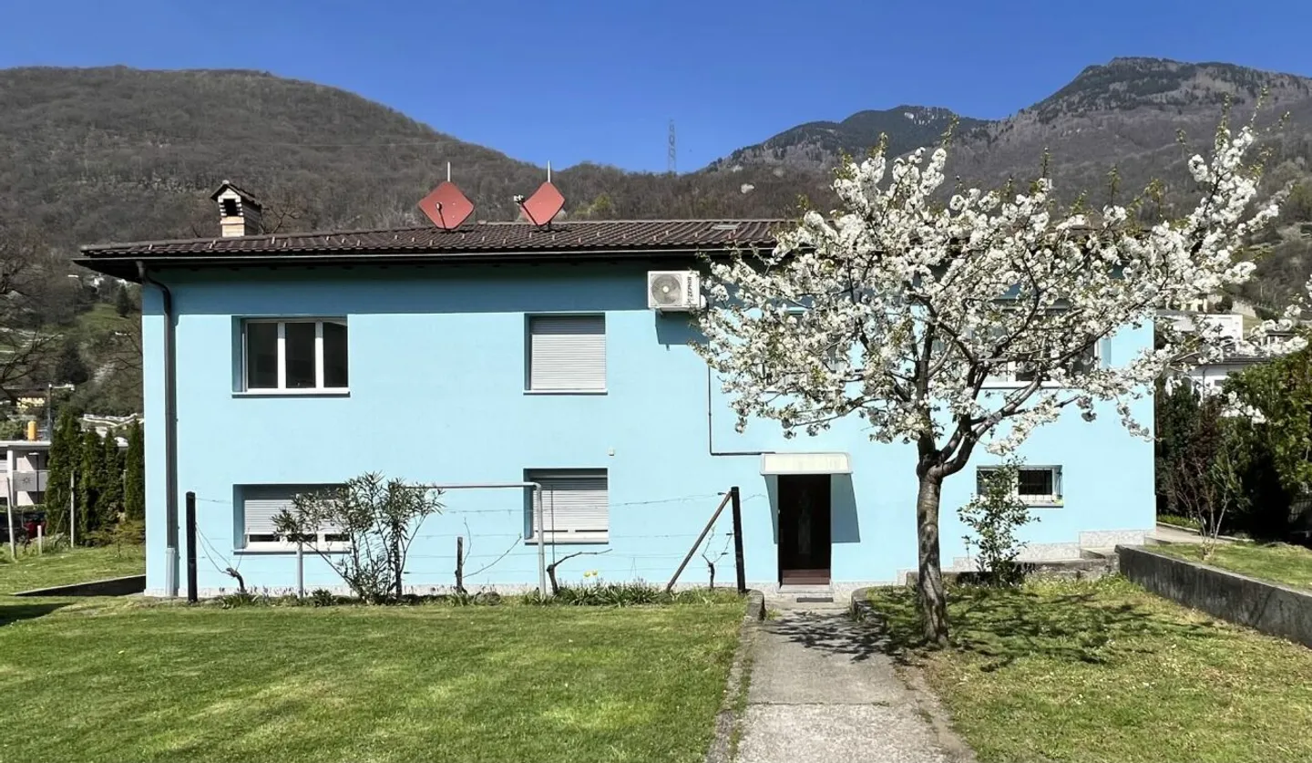 Haus mit 2,5+5,5 Zimmern und Grundstück - Foto 2 von 17