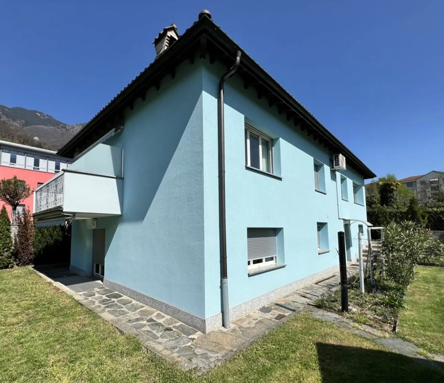 Haus mit 2,5+5,5 Zimmern und Grundstück - Foto 1 von 17
