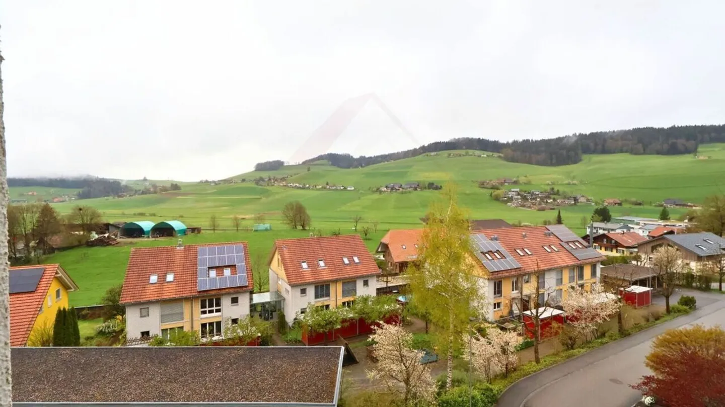 Living with Charm - 4.5-Room Maisonette in a Quiet Location with Balcony and Fireplace - Photo 10 of 19