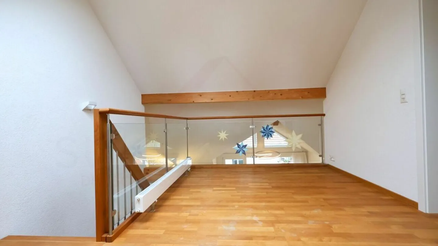 Living with Charm - 4.5-Room Maisonette in a Quiet Location with Balcony and Fireplace - Photo 11 of 19