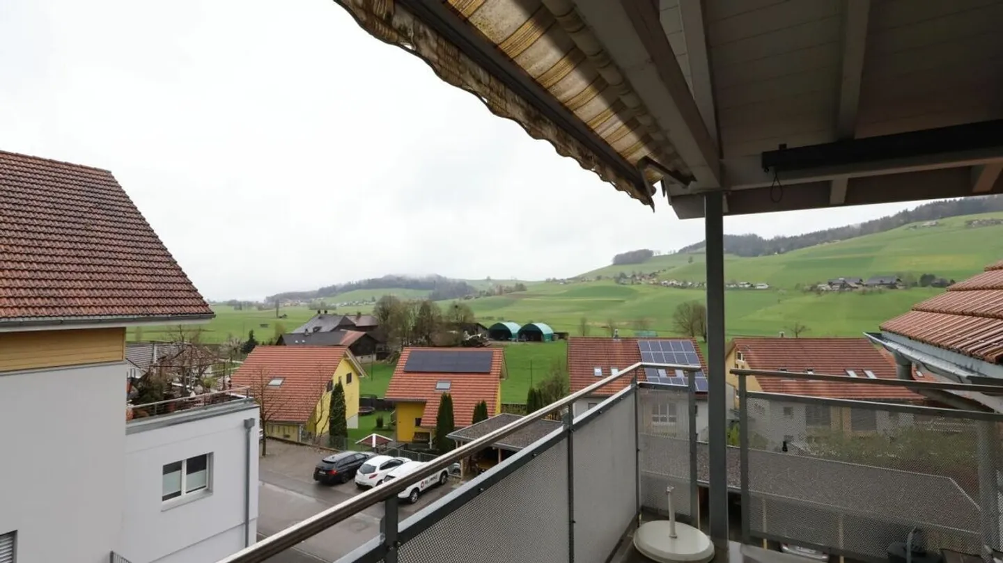 Living with Charm - 4.5-Room Maisonette in a Quiet Location with Balcony and Fireplace - Photo 9 of 19