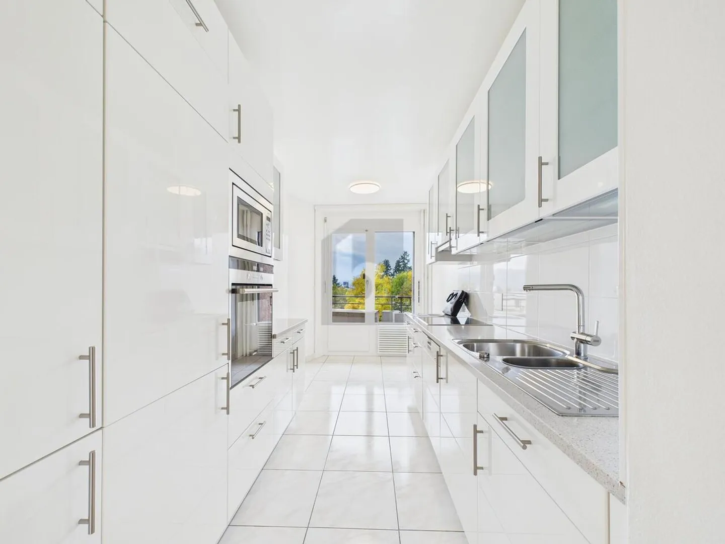 LUMINEUX AVEC BALCON ET PROCHE DE O.I - Photo 2 sur 6