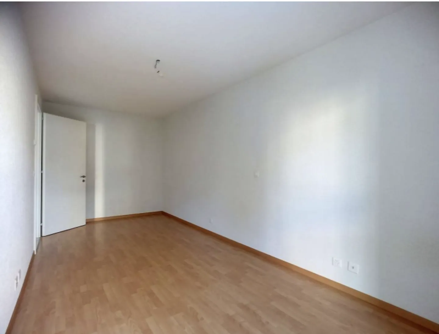 For sale charming 2.5 room apartment in the city center of Sion with garage - Photo 4 of 9