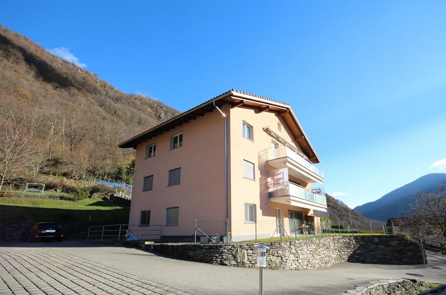 Appartement en duplex de 5,5 pièces avec mansarde et belle vue sur les montagnes - Photo 1 sur 19