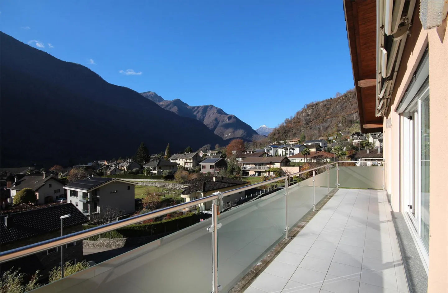 Appartement en duplex de 5,5 pièces avec mansarde et belle vue sur les montagnes - Photo 2 sur 19