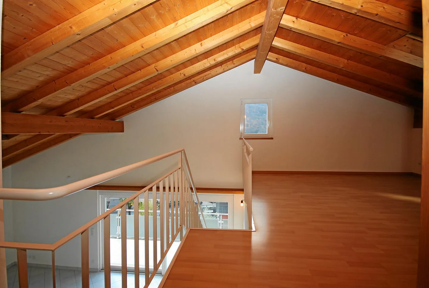 Appartement en duplex de 5,5 pièces avec mansarde et belle vue sur les montagnes - Photo 7 sur 19