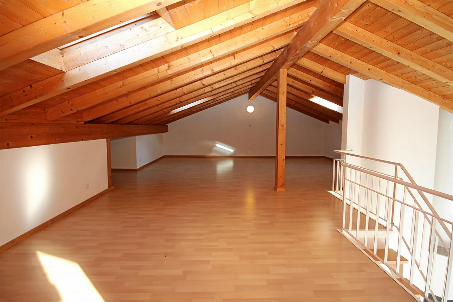 Appartement en duplex de 5,5 pièces avec mansarde et belle vue sur les montagnes - Photo 8 sur 19