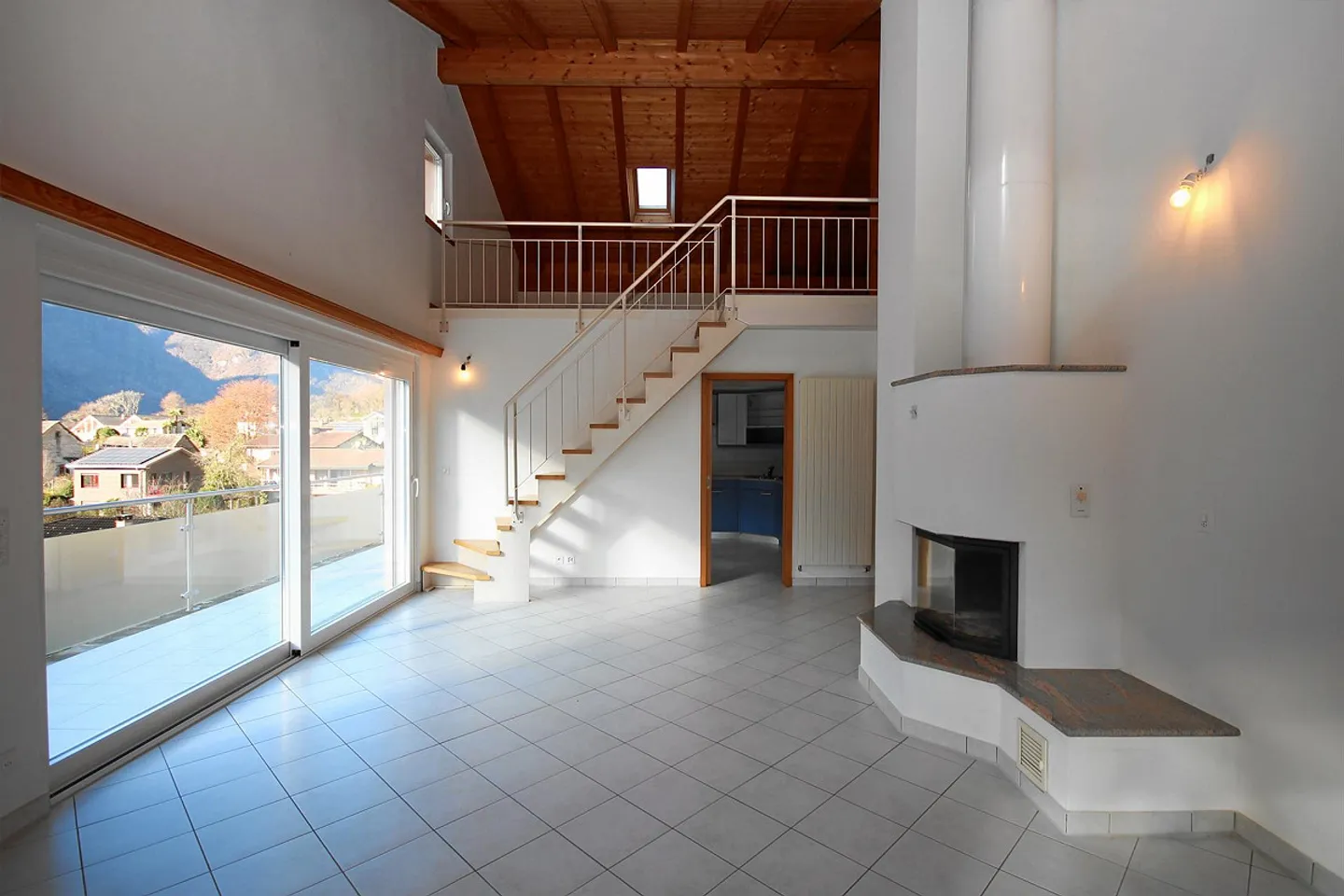 Appartement en duplex de 5,5 pièces avec mansarde et belle vue sur les montagnes - Photo 4 sur 19