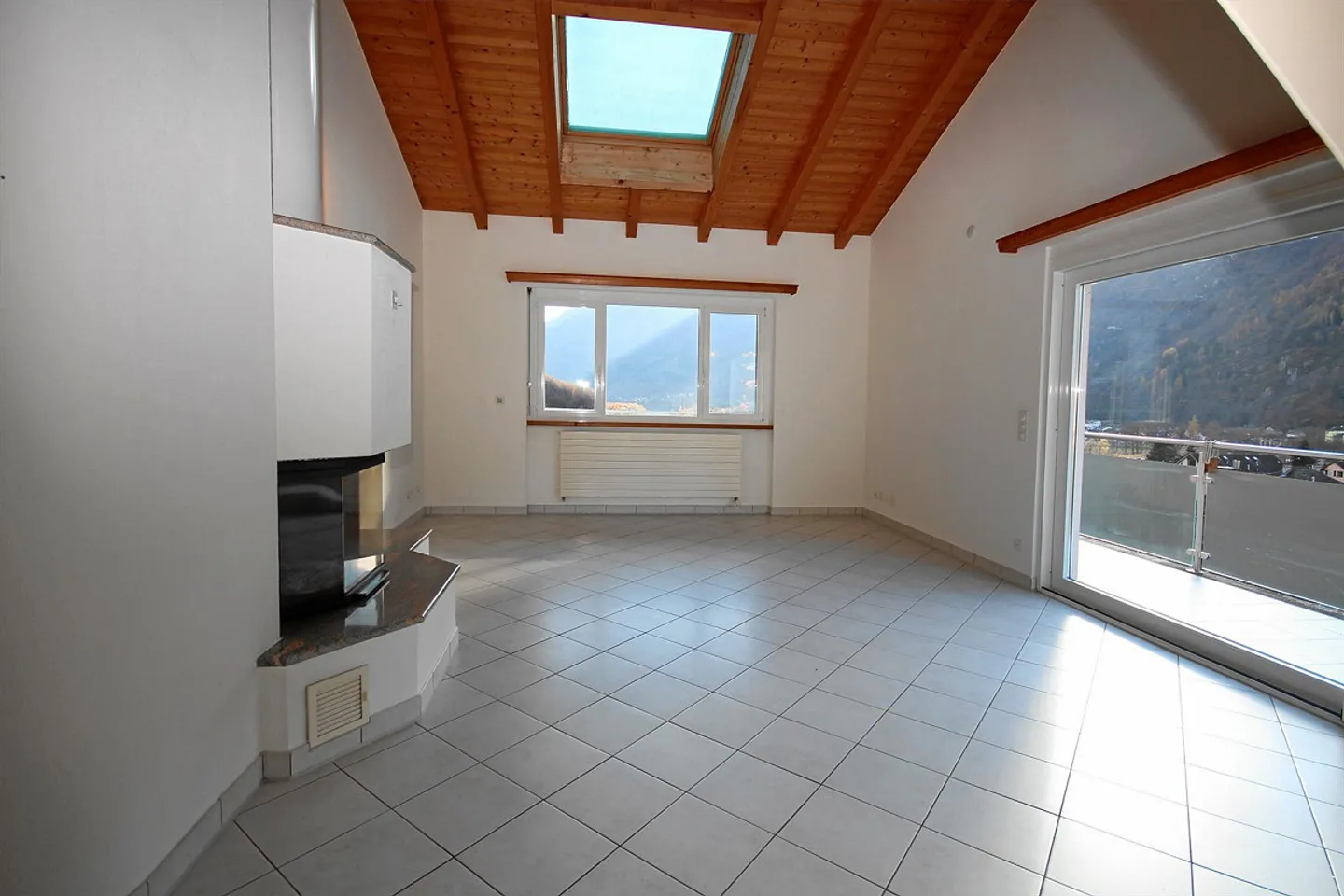 Appartement en duplex de 5,5 pièces avec mansarde et belle vue sur les montagnes - Photo 5 sur 19