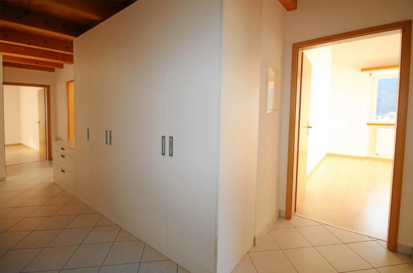 Appartement en duplex de 5,5 pièces avec mansarde et belle vue sur les montagnes - Photo 10 sur 19