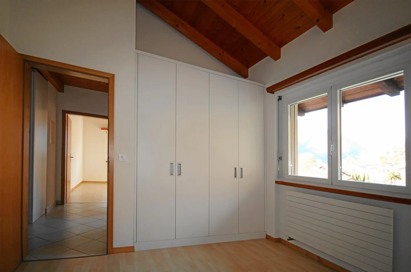 Appartement en duplex de 5,5 pièces avec mansarde et belle vue sur les montagnes - Photo 13 sur 19