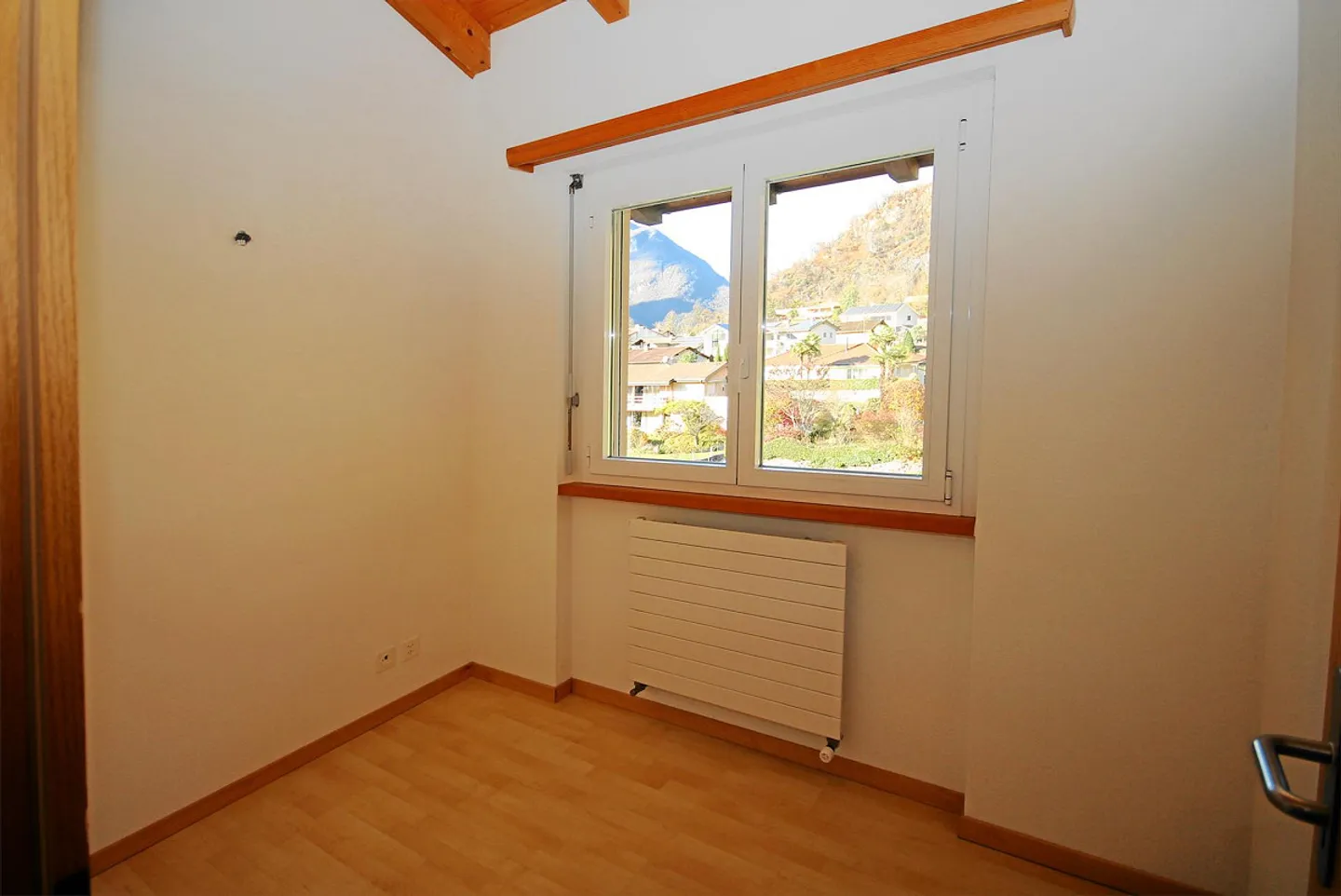 Appartement en duplex de 5,5 pièces avec mansarde et belle vue sur les montagnes - Photo 14 sur 19