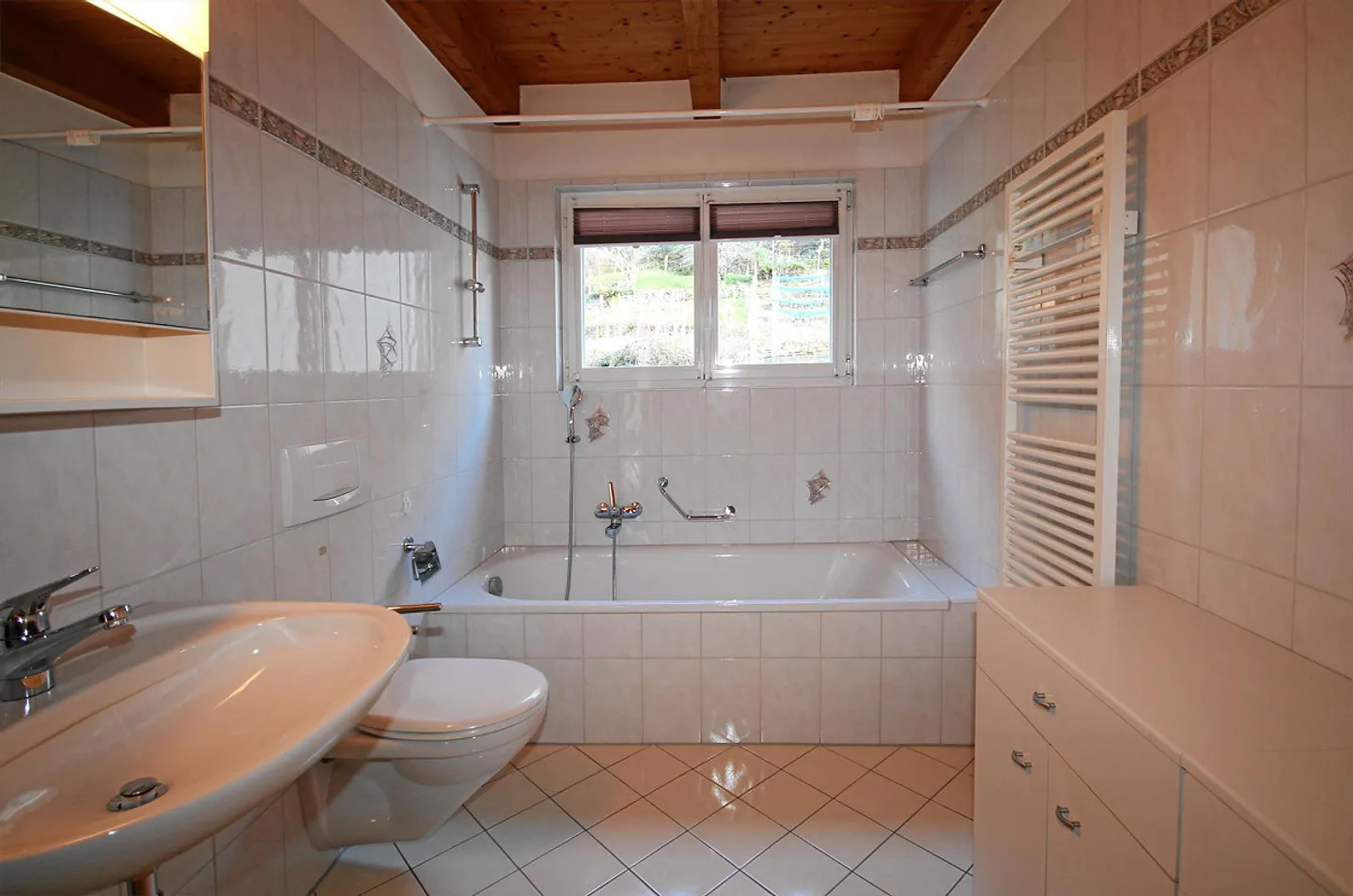 Appartement en duplex de 5,5 pièces avec mansarde et belle vue sur les montagnes - Photo 15 sur 19