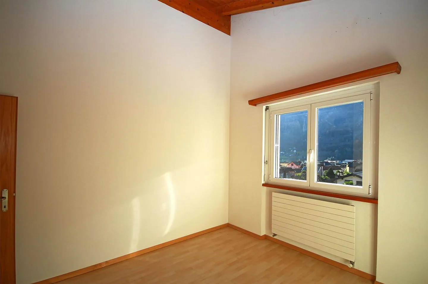 Appartement en duplex de 5,5 pièces avec mansarde et belle vue sur les montagnes - Photo 12 sur 19