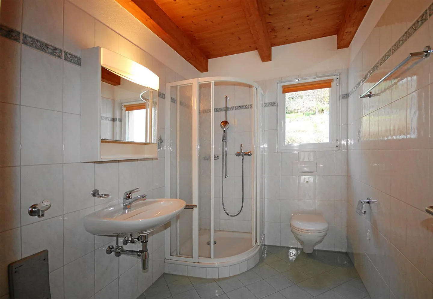 Appartement en duplex de 5,5 pièces avec mansarde et belle vue sur les montagnes - Photo 16 sur 19