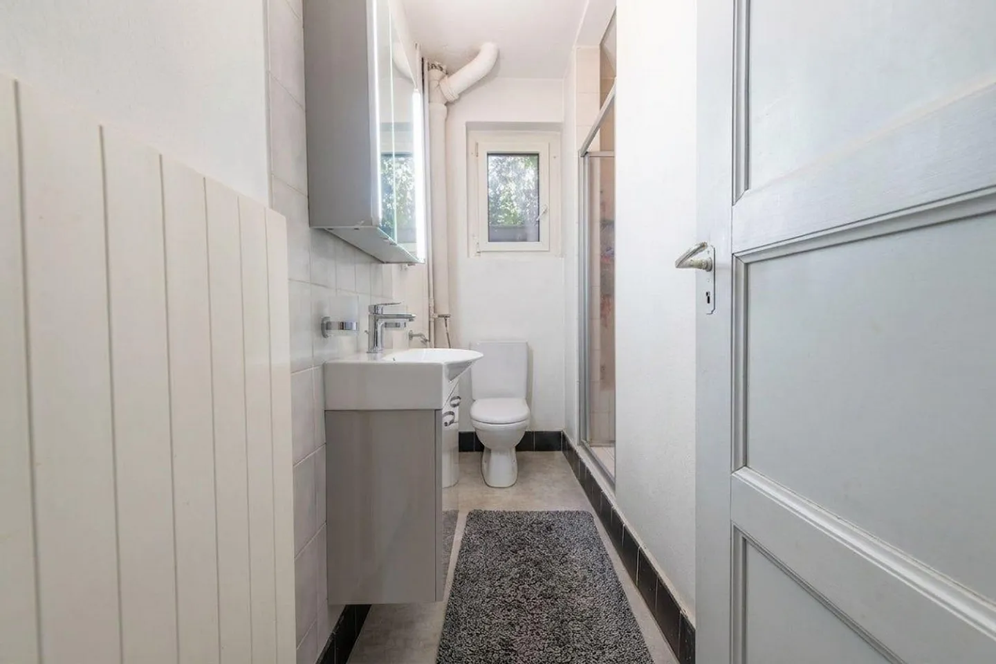 Vielseitiges Zweifamilienhaus mit Garten - Foto 7 von 13