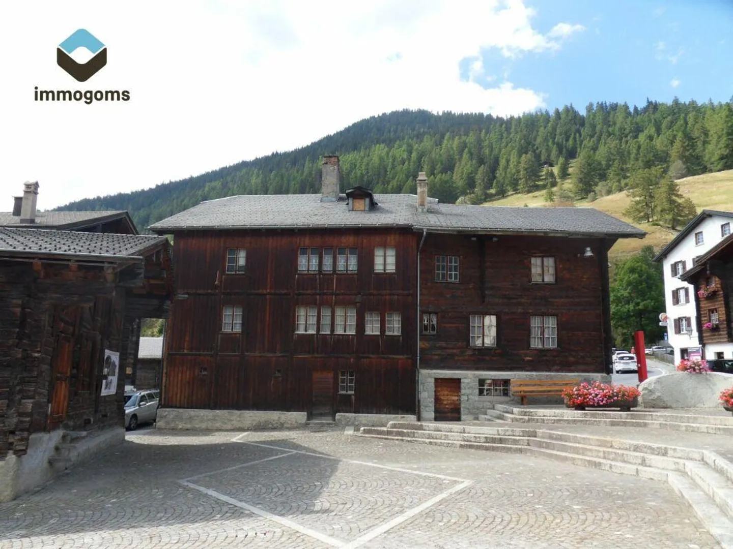 Casa con tre appartamenti in una posizione centrale - Foto 1 di 10