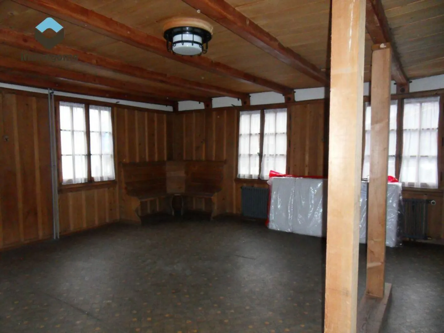 Casa con tre appartamenti in una posizione centrale - Foto 2 di 10