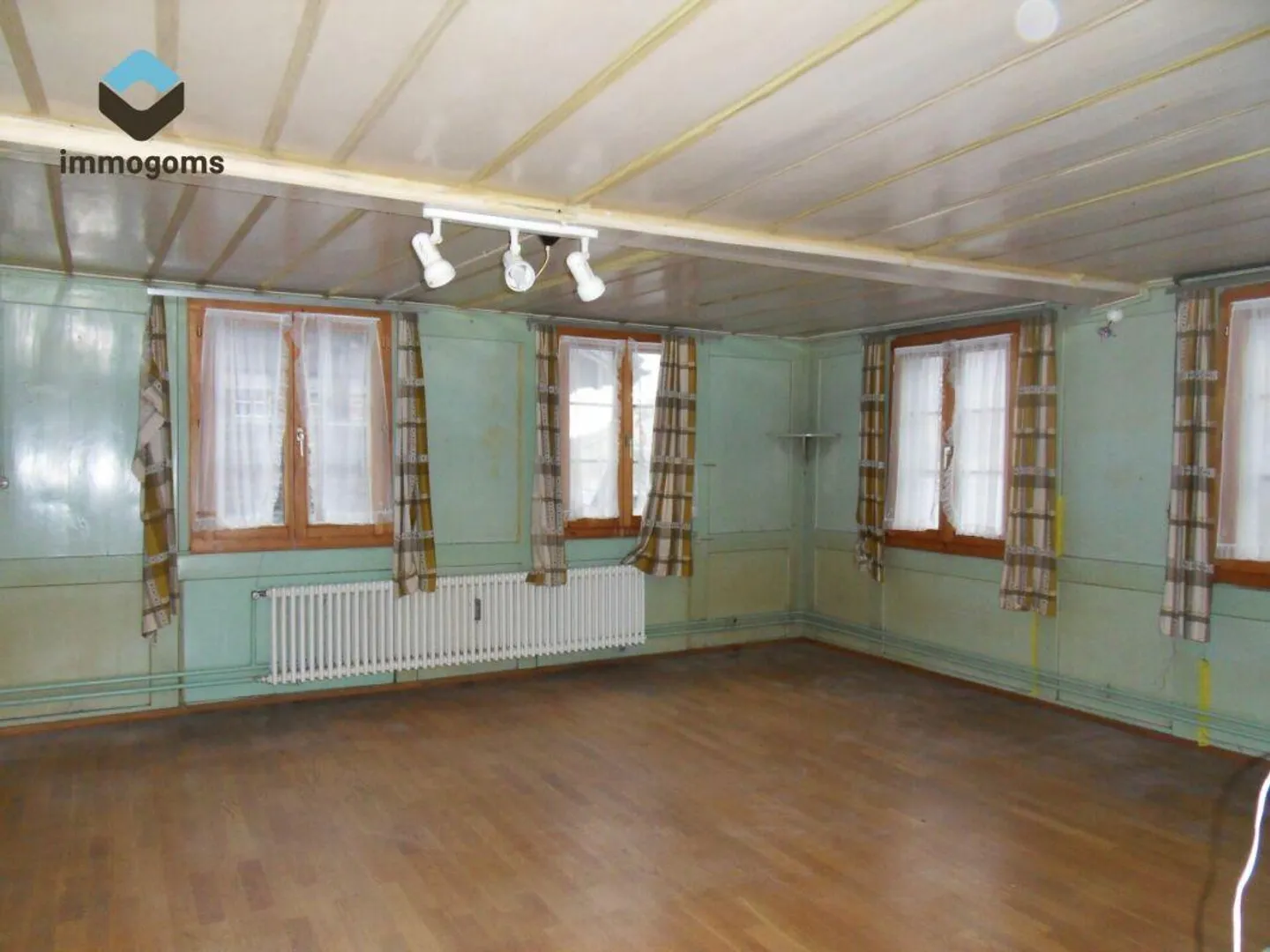 Casa con tre appartamenti in una posizione centrale - Foto 3 di 10