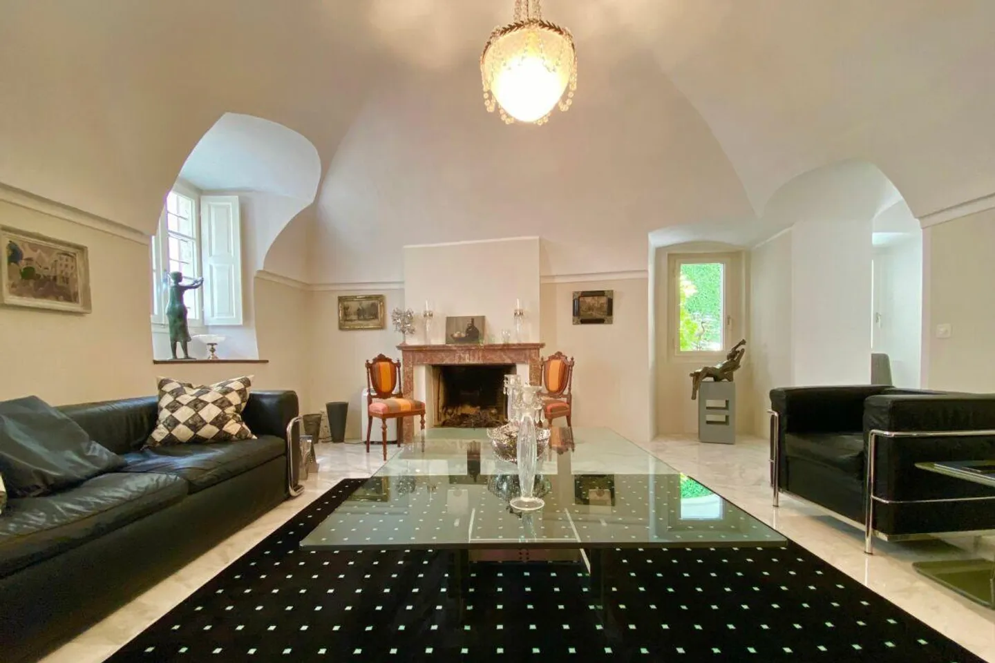 Charming Flat with Mediterranean Courtyard - Photo 6 of 30