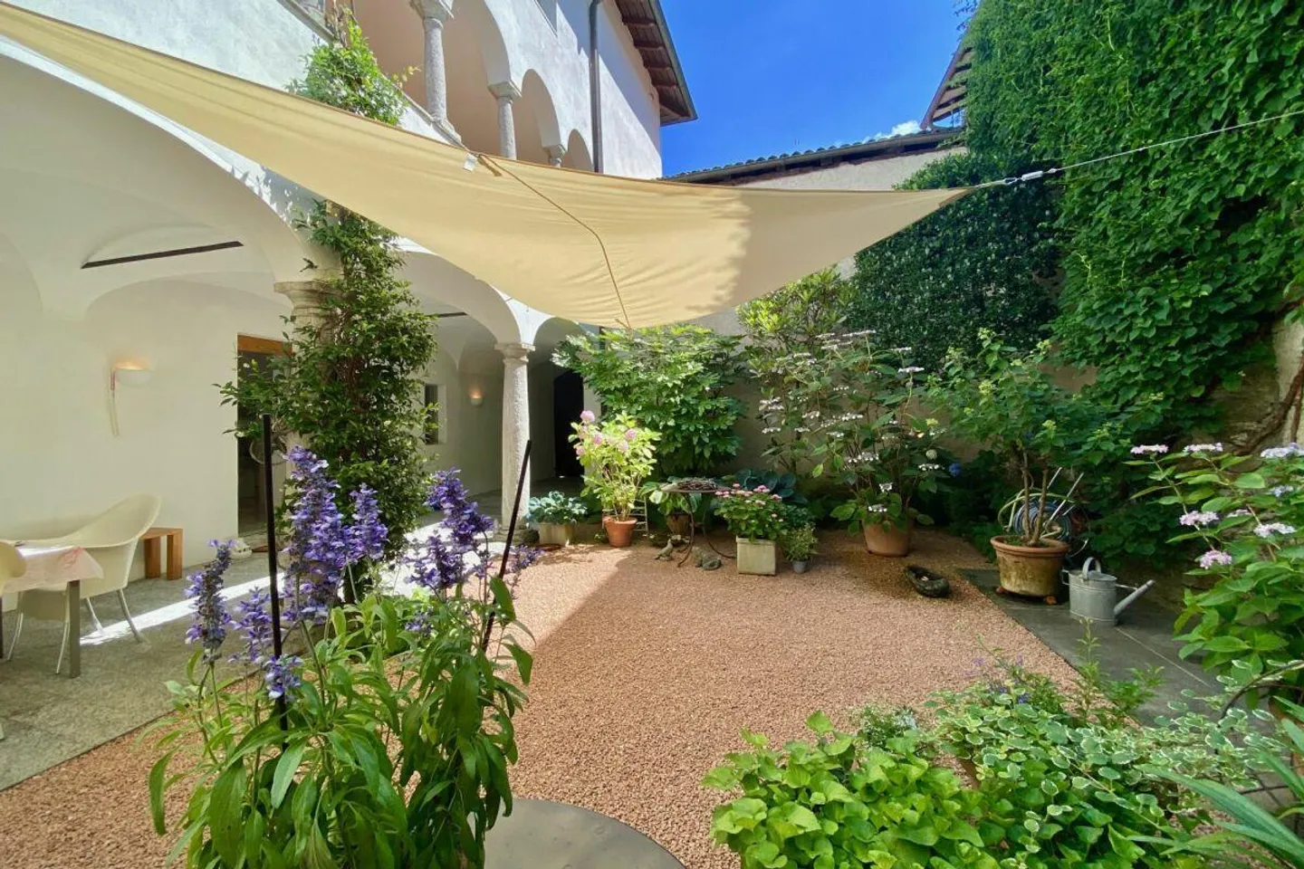 Charming Flat with Mediterranean Courtyard - Photo 4 of 30