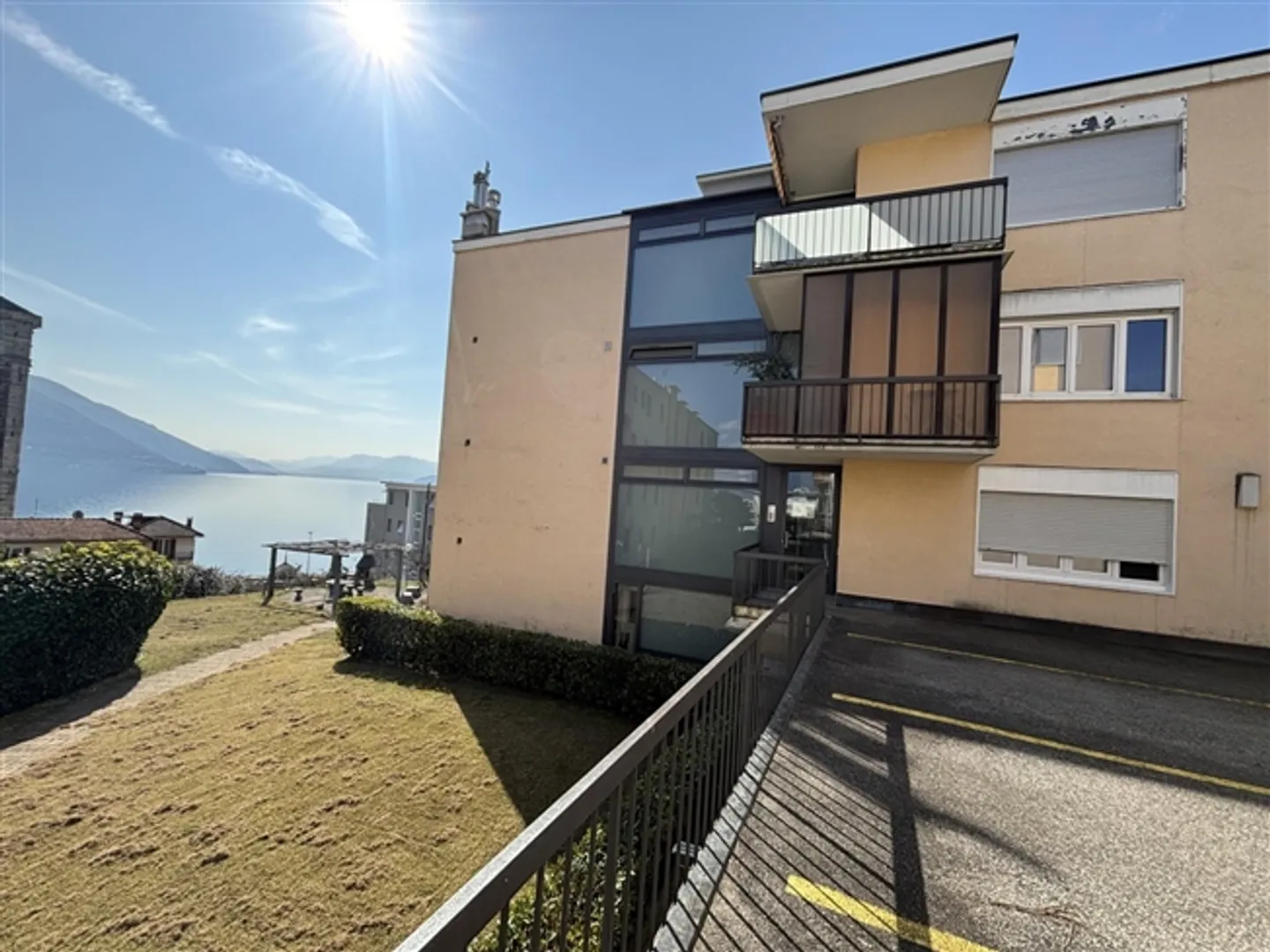 Appartement de 3,5 pièces avec balcon, vue sur le lac avec cave, avec parking - Photo 1 sur 20