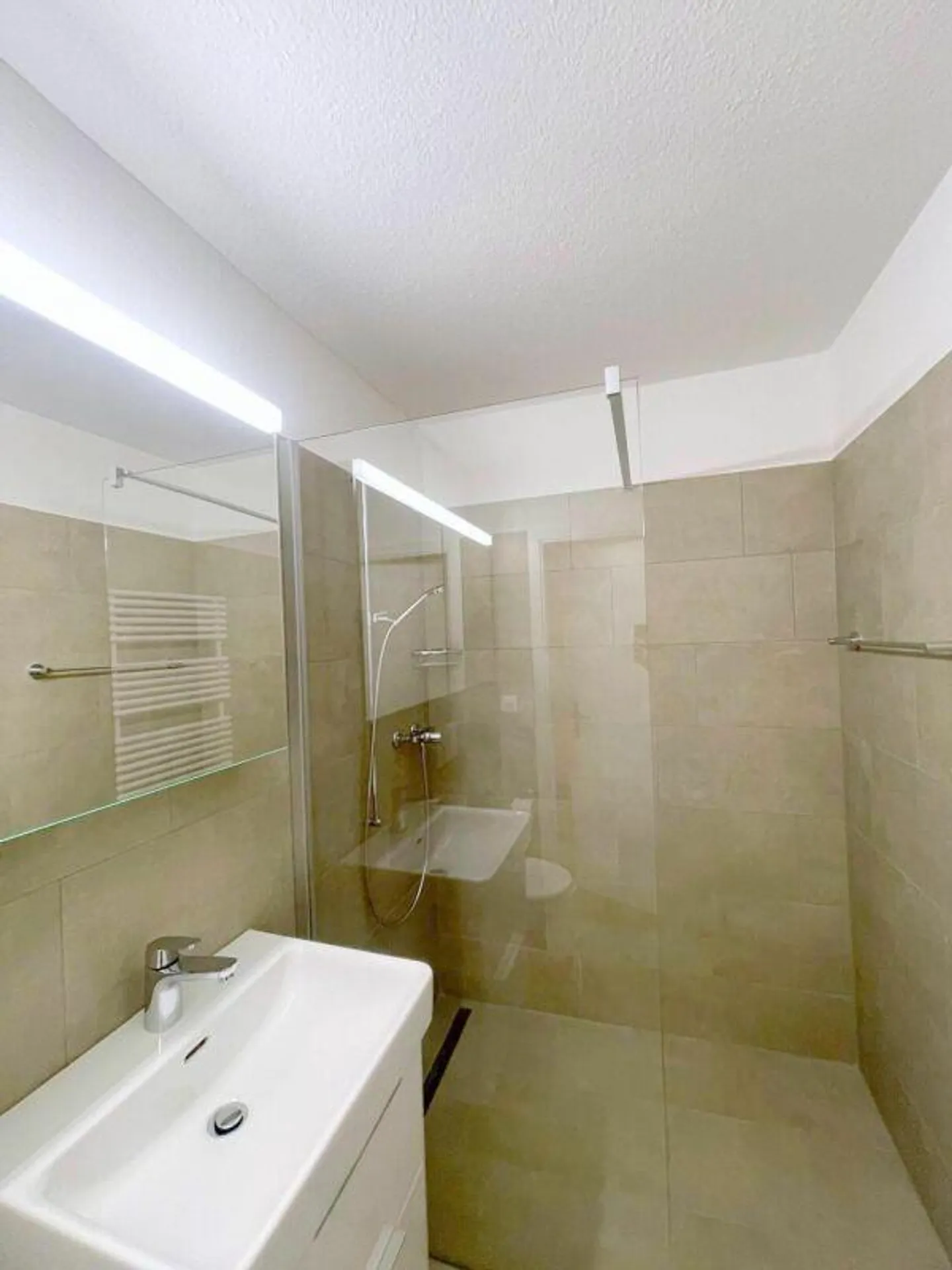 Modernes Apartment mit Balkon - Foto 2 von 9