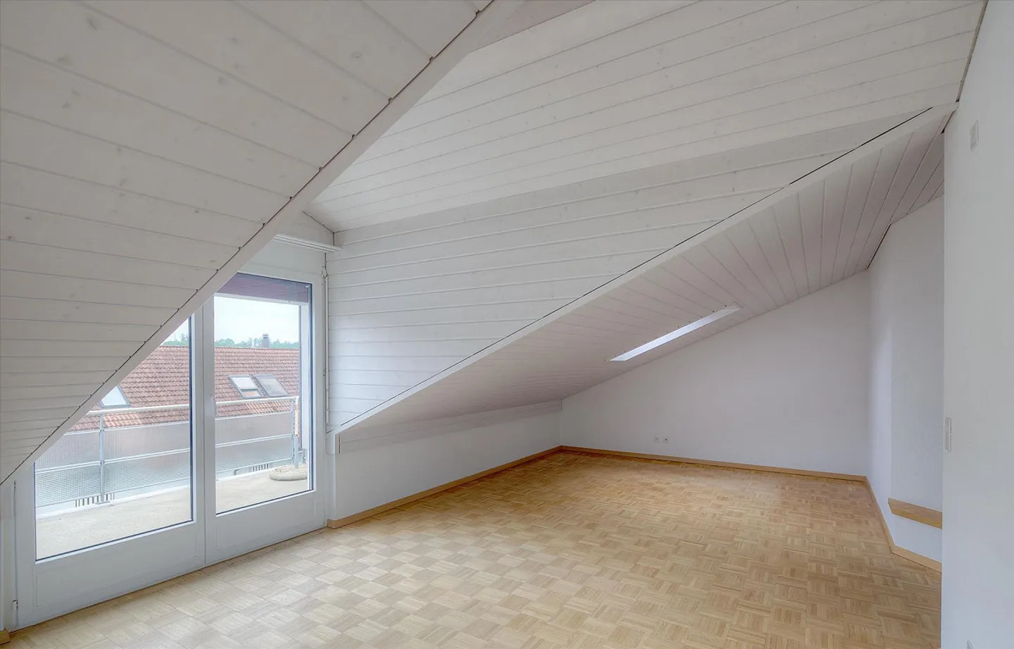 Attic apartment with a lot of charm! - Photo 3 of 9