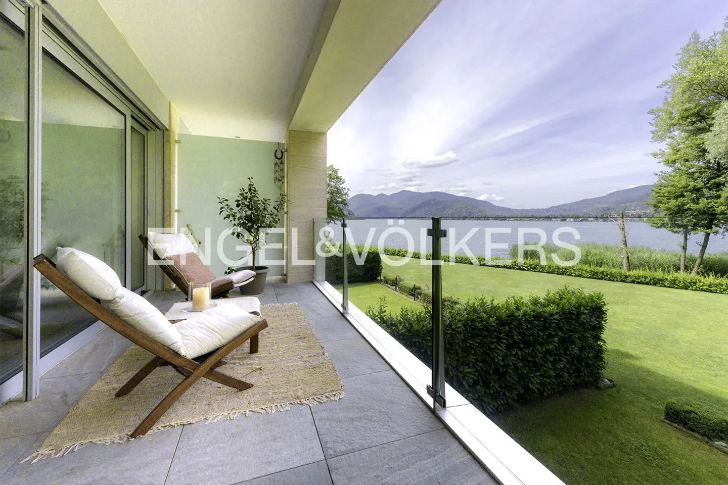 Refinement and relaxation directly by the lake - Photo 1 of 13