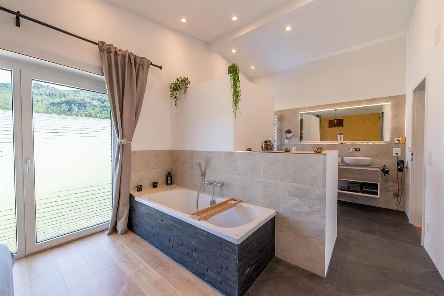 Exklusives Zuhause mit vielseitigem Anbau - Foto 7 von 13