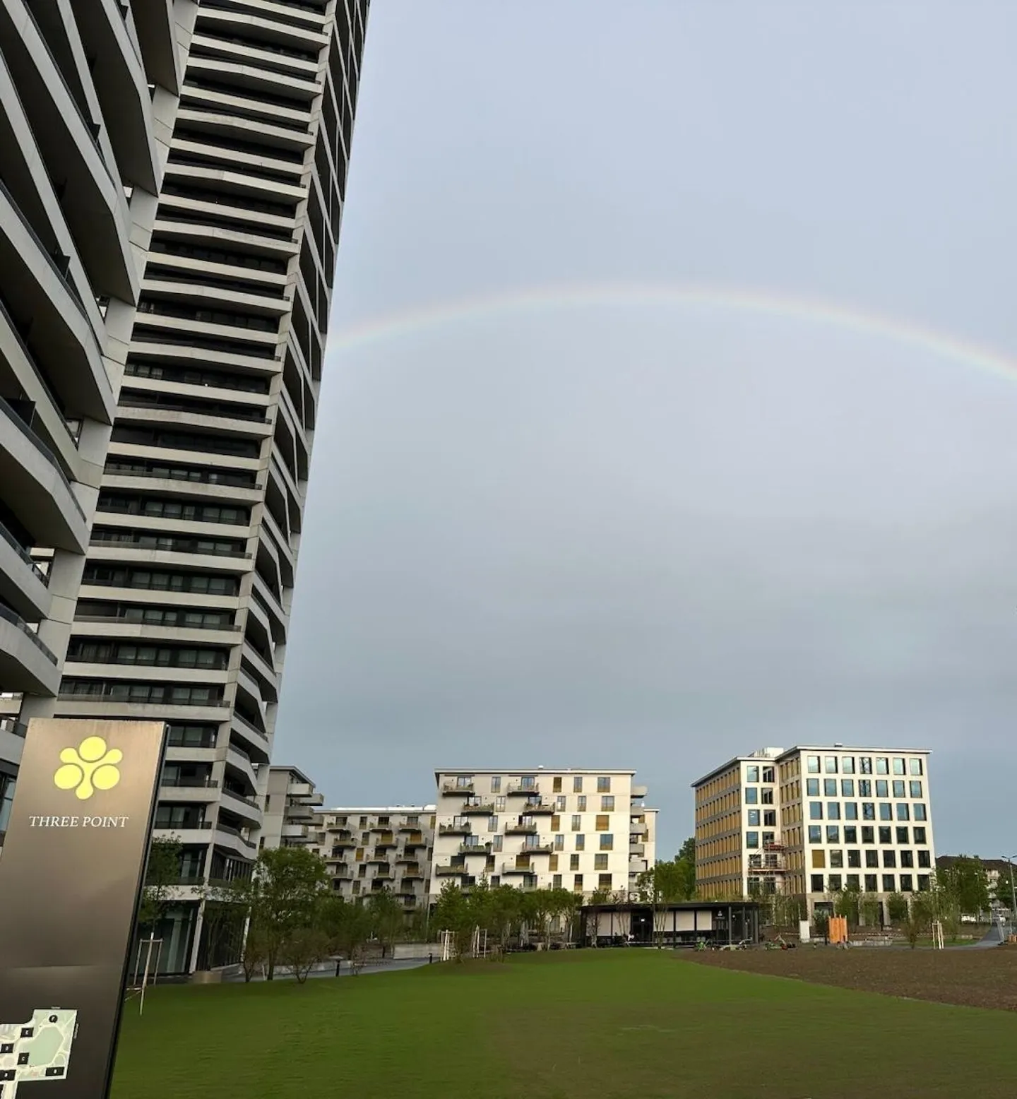 Exklusive 5.5-Zimmer-Wohnung im Obergeschoss des Towers Three Point - Foto 2 von 6