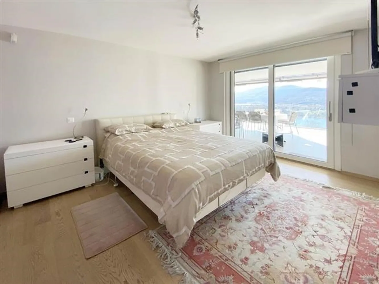 6 Room Apartment - Photo 2 of 3