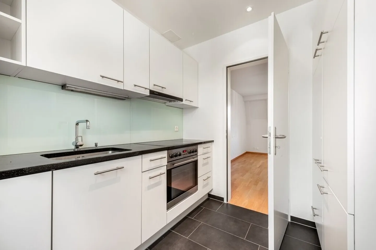 Recently renovated city apartment right by the train station/market square Oerlikon! - Photo 2 of 7