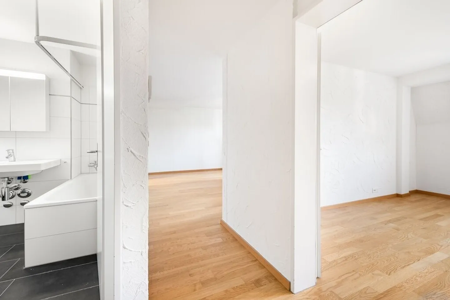 Recently renovated city apartment right by the train station/market square Oerlikon! - Photo 3 of 7