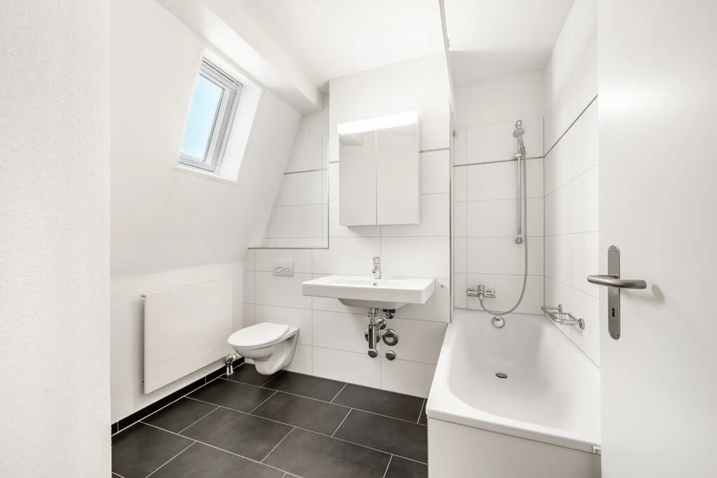 Recently renovated city apartment right by the train station/market square Oerlikon! - Photo 7 of 7