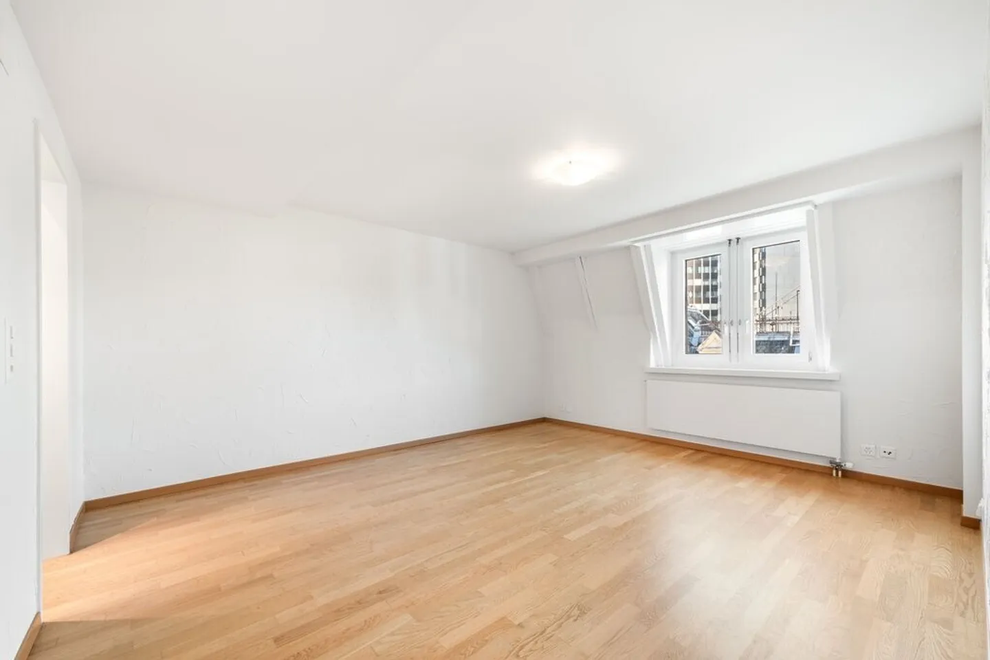 Recently renovated city apartment right by the train station/market square Oerlikon! - Photo 4 of 7